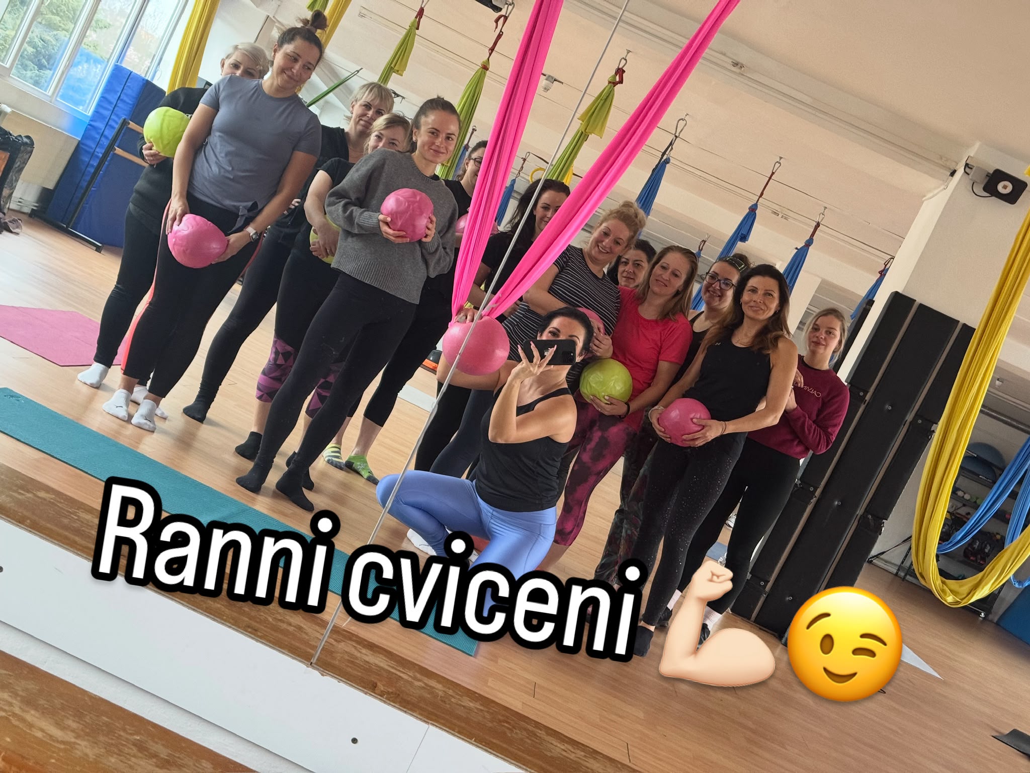 Ranní cvičení s overbally v sále se závěsnými šálami