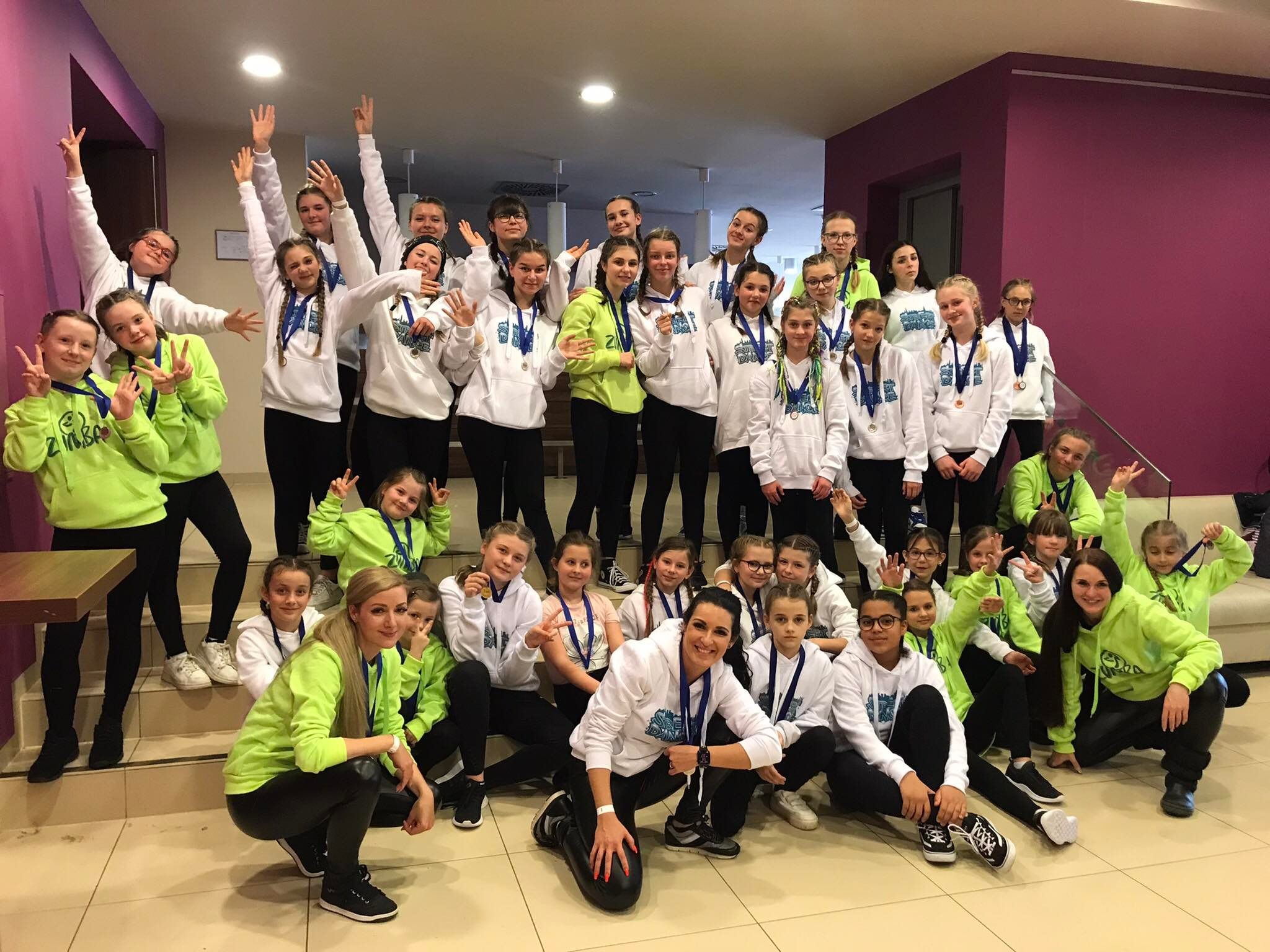 Děti a lektorky Dance Studia Wanted společně po soutěži