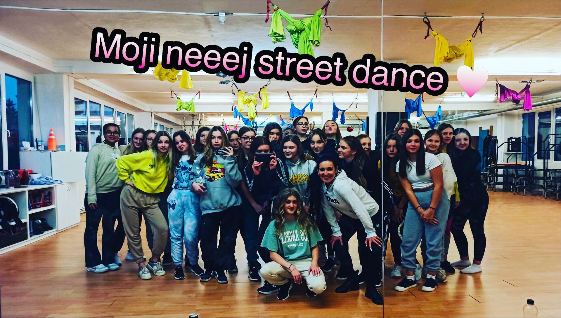 Velká skupina dětí a mládeže ze street dance kroužku ve studiu