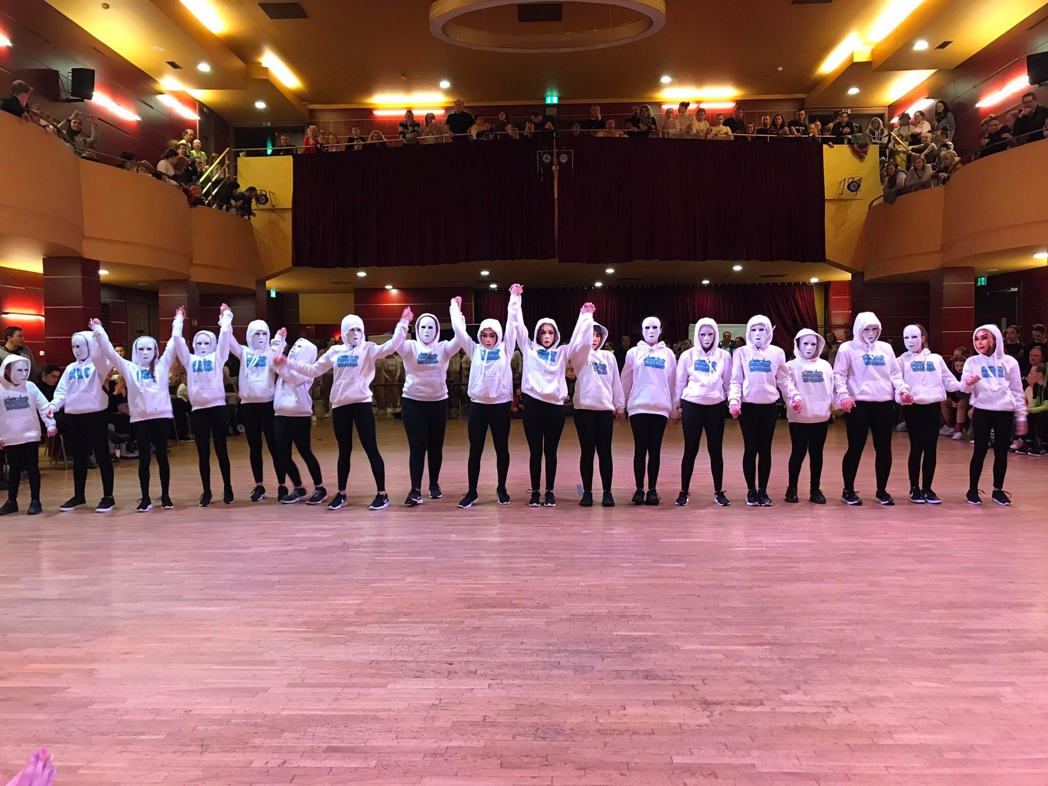 Street dance skupina během soutěžního vystoupení